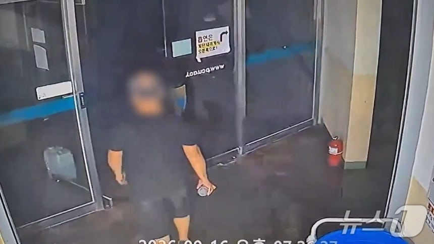 대전의 한 여자고등학교 앞과 등산로 등에서 수차례 신체 일부를 노출한 50대 남성이 경찰에 붙잡혔다. 사진은 CCTV에 포착된 50대 피의자 A씨./사진=뉴스1(대전경찰청 제공)