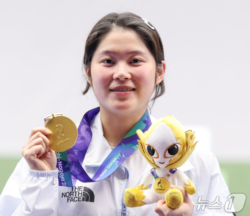 추가은이 23일 일본 도요타시 아이치현 종합사격장에서 열린 2026 아이치·나고야 아시안게임 사격 여자 10m 공기권총 개인전 시상식에서 금메달을 들고 포즈를 취하고 있다./사진=뉴스1