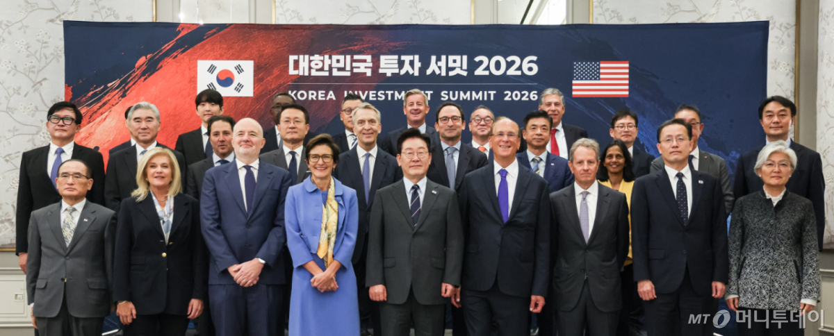 (뉴욕=뉴스1) 허경 기자 = 이재명 대통령이 23일(현지시간) 미국 뉴욕 한 호텔에서 열린 대한민국 투자 서밋 2026에서 참석자들과 기념촬영을 하고 있다.  앞줄 왼쪽부터 위성락 국가안보실장, 제니 존슨 프랭클린 템플턴 최고경영자, 엠마누엘 로만 핌코 최고경영자, 제인 프레이저 씨티그룹 이사회 의장 겸 최고경영자, 이 대통령, 래리 핑크 블랙록 회장 겸 최고경영자, 티모시 가이트너 웨버그 핀커스 회장, 이형일 부총리 겸 재정경제부 장관. 강경화 주미국대한민국대사. 2026.9.23/뉴스1  Copyright © 뉴스1. All rights reserved. 무단 전재 및 재배포,  AI학습 이용 금지. /사진=(뉴욕=뉴스1) 허경 기자