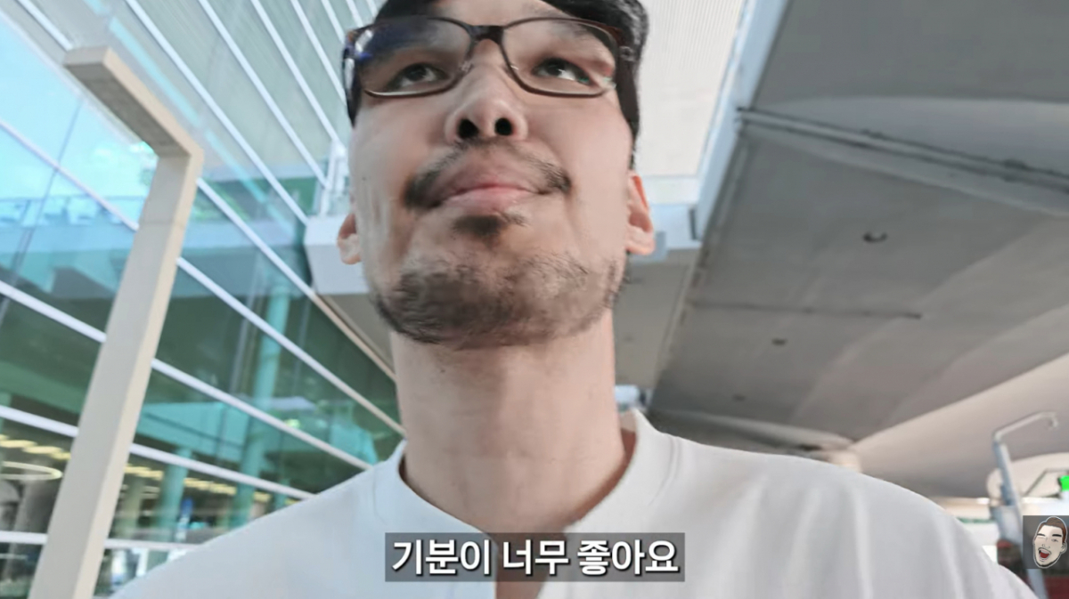 하승진이 인천국제공항에서 농구대표팀을 만나 금메달 축하 인사를 전했다. /사진=유튜브 채널 '하승진' 캡처