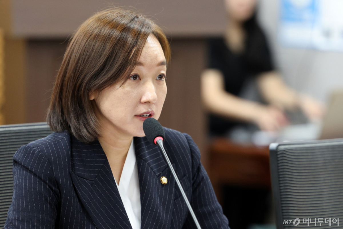 전은수 더불어민주당 의원이 24일 서울 여의도 국회 의원회관에서 열린 임직원 기업인수 촉진을 위한 입법방향 토론회에서 발언하고 있다./ 사진=뉴시스
