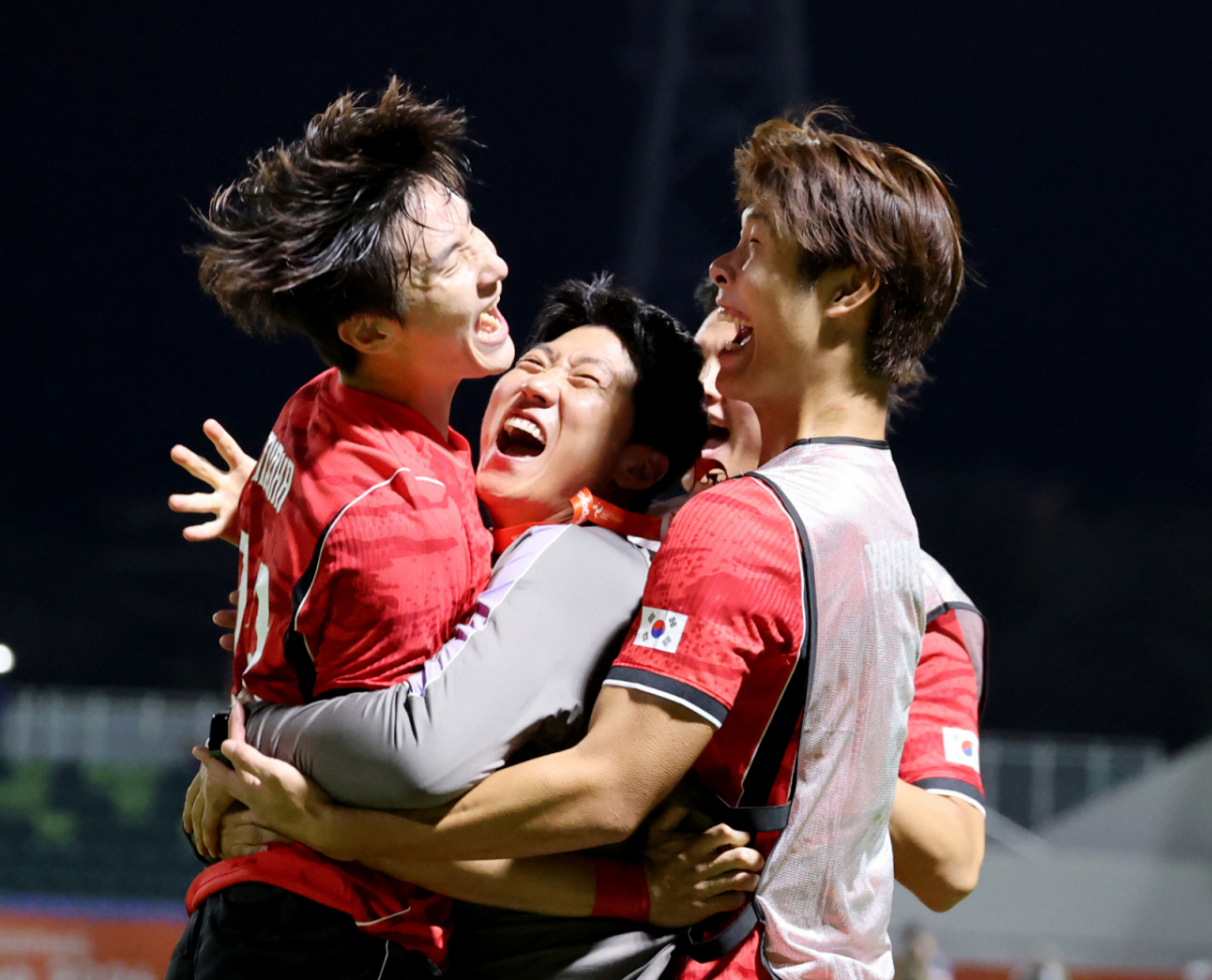 축구대표팀 신민하가 22일 파로마 미즈호 럭비 스타디움에서 열리는 2026 아이치·나고야 아시안게임 축구 D조 한국과 사우디아라비아 경기 후반 헤더를 성공시킨 뒤 골 세리머니를 하고 있다. /사진=강영조 cameratalks@