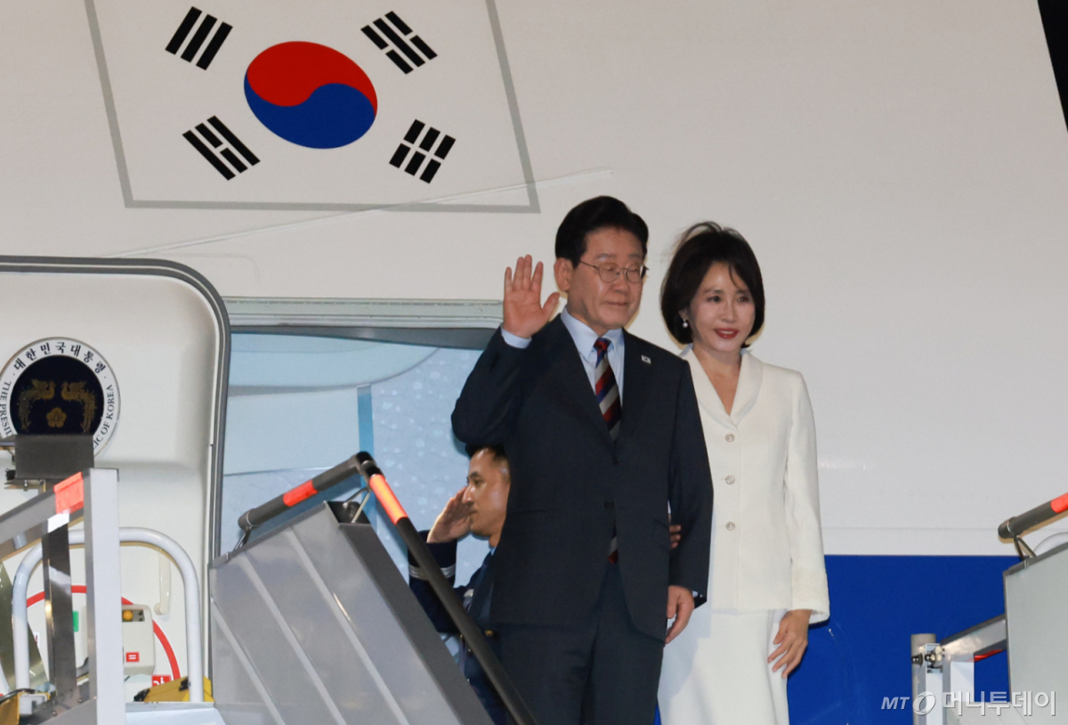 (숨팡고(멕시코)=뉴스1) 허경 기자 = 멕시코 국빈방문 일정에 나선 이재명 대통령과 김혜경 여사가 23일(현지시간) 펠리페 앙헬레스 국제공항에 도착해 환영객들에게 인사하고 있다. 2026.9.24/뉴스1 Copyright © 뉴스1. All rights reserved. 무단 전재 및 재배포, AI학습 이용 금지. /사진=(숨팡고(멕시코)=뉴스1) 허경 기자