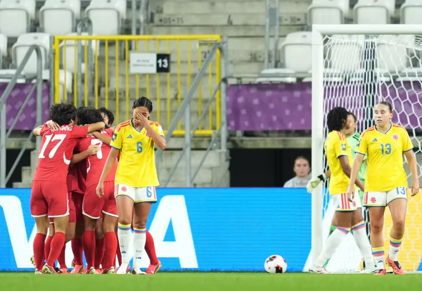 기뻐하는 북한 선수들(왼쪽)과 아쉬워하는 콜롬비아 선수들. /사진=FIFA 공식 홈페이지 갈무리