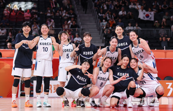 24일 일본 아이치현 나고야시 아이치 인터내셔널 아레나에서 열린 2026 아이치·나고야 아시안게임 여자 농구 8강전 한국과 인도네시아의 경기, 101-59로 승리한 대한민국 선수들이 기념촬영 하고 있다. /사진=뉴시스
