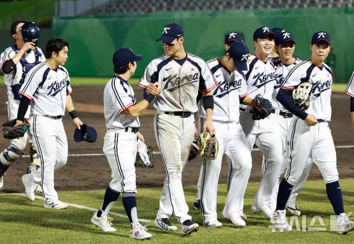 지난 21일 열린 2026 아이치·나고야 아시안게임 야구 조별리그 한국과 대만의 경기에서 5-0 승리를 거둔 한국 선수들이 기뻐하고 있다. /사진=뉴시스