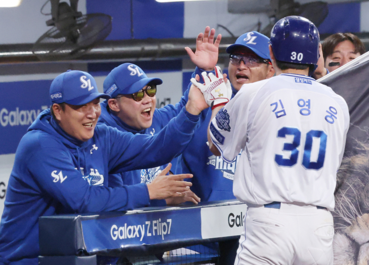 삼성 라이온즈 김영웅(오른쪽)이 지난해 10월 22일 한화 이글스와 2025 KBO리그 플레이오프 4차전에서 역전 스리런 홈런을 날리고 박진만 감독의 환영을 받고 있다. /사진=김진경 대기자