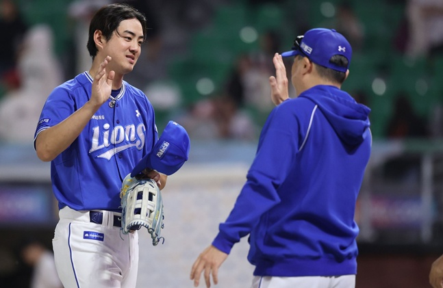 삼성 라이온즈 구자욱이 24일 인천 SSG랜더스필드에서 열린 SSG 랜더스와 2026 신한 SOL KBO리그 방문경기에서 5-4로 승리한 뒤 박진만 감독과 하이파이브를 하고 있다. /사진=삼성 라이온즈 제공