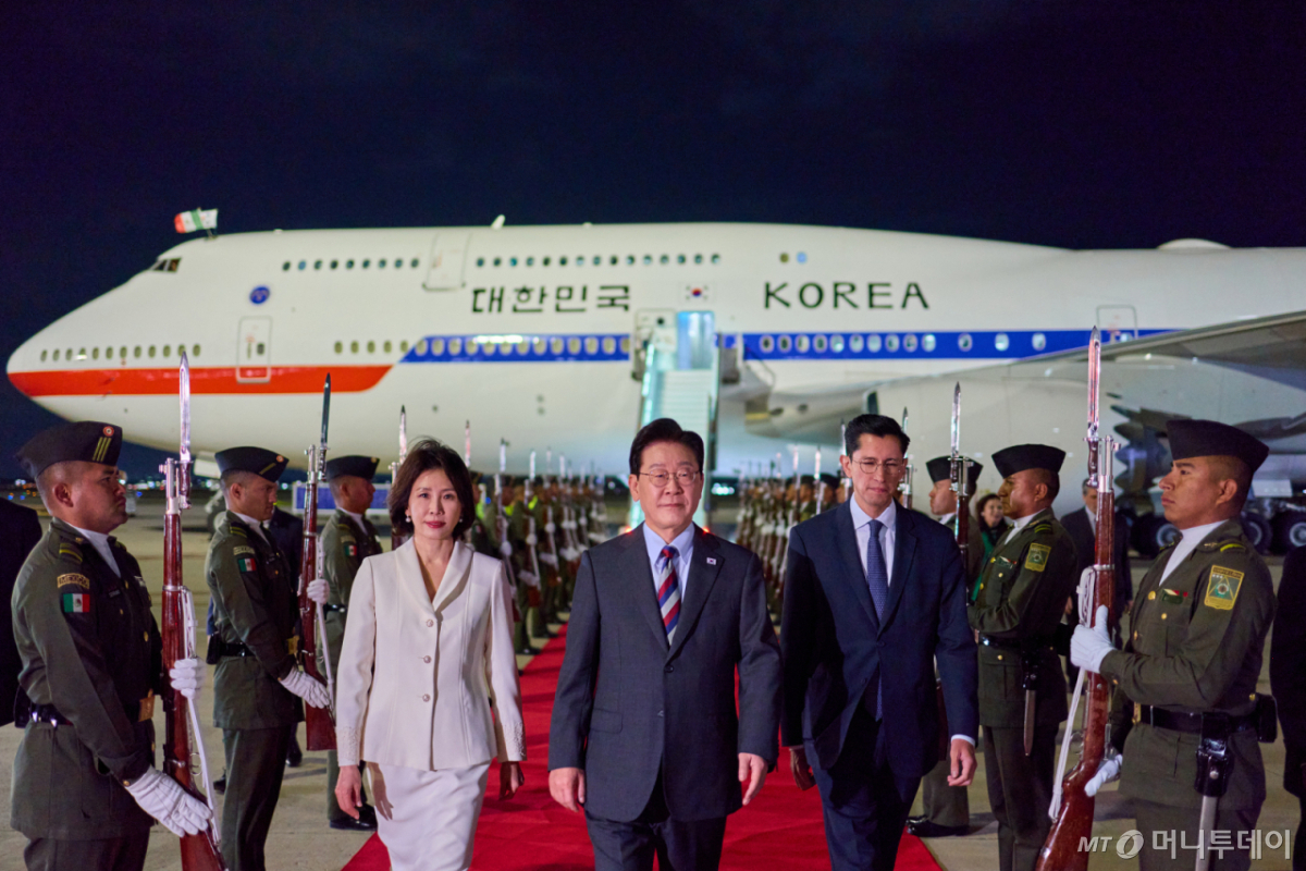 (숨팡고(멕시코)=뉴스1) 허경 기자 = 멕시코 국빈방문 일정에 나선 이재명 대통령과 김혜경 여사가 23일(현지시간) 펠리페 앙헬레스 국제공항에 도착해 이동하고 있다. (공동취재) 2026.9.24/뉴스1 Copyright © 뉴스1. All rights reserved. 무단 전재 및 재배포, AI학습 이용 금지. /사진=(숨팡고(멕시코)=뉴스1) 허경 기자