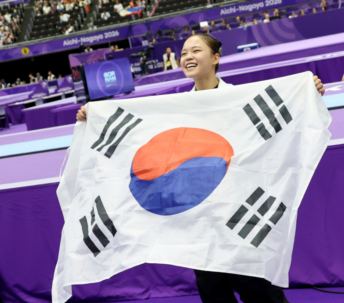 여서정이 24일 나고야 체조경기장에서 열린 2026 아이치·나고야 아시안게임 체조 개인전 여자 도마에서 환상적인 연기를 펼치며 금메달을 따낸 후 태극기 세리머니를 하고 있다. . 2026.09.24. /사진=강영조 cameratalks@