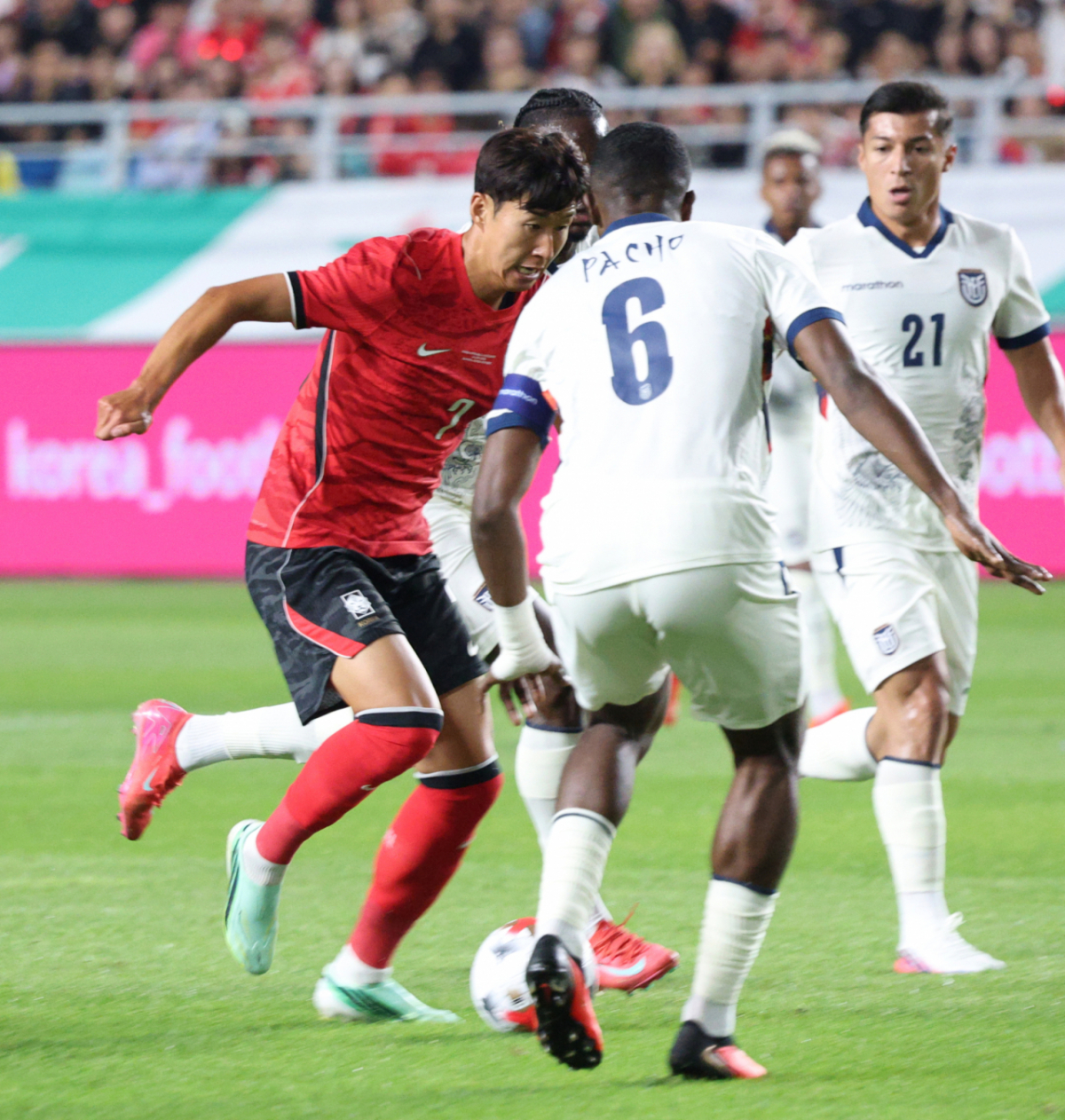 손흥민이 에콰도르 파초와 경합하고 있다. /사진=김진경 대기자