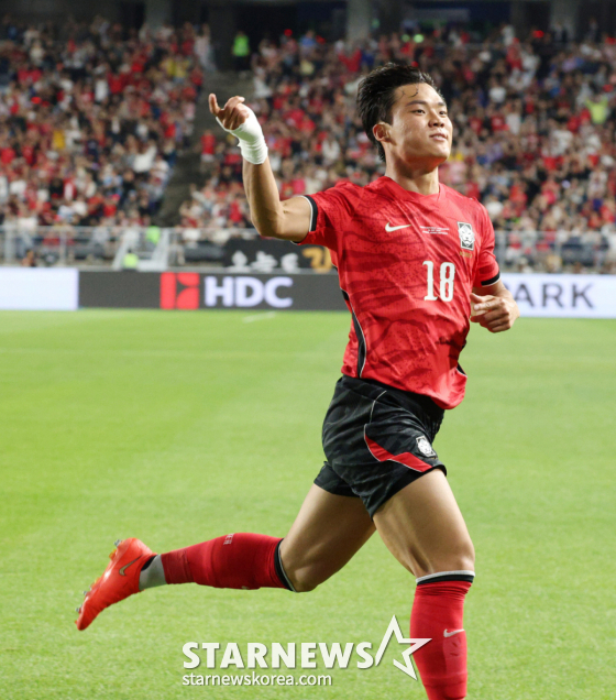 대한민국 축국구가대표팀이 24일 수원월드컵경기장에서 에콰도르와 친선경기를 열었다.  오현규가 첫 골을 터트리고 환호하고 있다. /사진=김진경 대기자