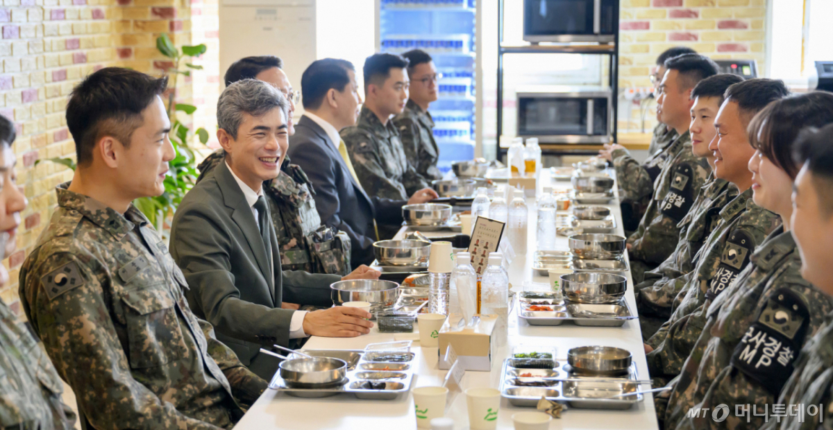  강신철 국방부 장관이 24일 중동부전선 최전방 육군 제7보병사단을 방문해 장병들과 오찬을 함께하고 있다. (국방부 제공. 재판매 및 DB 금지) 2026.9.24/뉴스1  Copyright © 뉴스1. All rights reserved. 무단 전재 및 재배포,  AI학습 이용 금지. /사진=(서울=뉴스1)