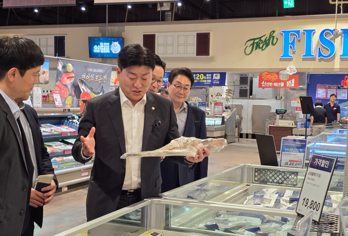 남재헌 해수부 차관이 대한민국 수산대전 할인행사 및 정부 비축 수산물 공급 현황 점검을 하고 있다./사진=해수부.