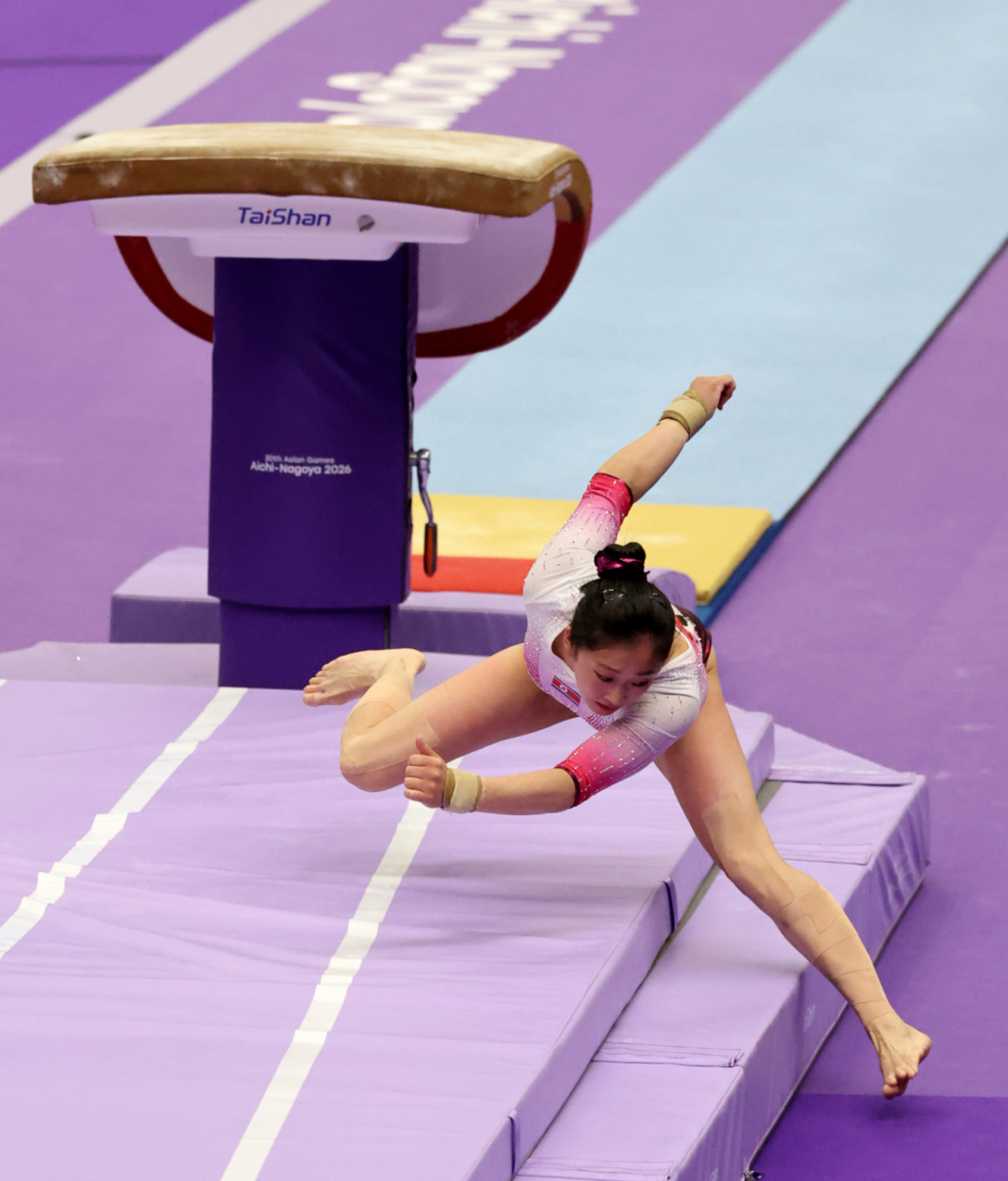 북한 안창옥이 24일 나고야 체조경기장에서 열린 2026 아이치·나고야 아시안게임 체조 개인전 여자 도마에서 힘차게 날아오르고 있다. 안창옥은 2차시기 착지실수로 여서정에 이어 은메달을 따냈다. . 2026.09.24. 북한 안창옥이 24일 나고야 체조경기장에서 열린 2026 아이치·나고야 아시안게임 체조 개인전 여자 도마에서 힘차게 날아오르고 있다. 안창옥은 2차시기 착지실수로 여서정에 이어 은메달을 따냈다. . 2026.09.24. /사진=강영조 cameratalks@