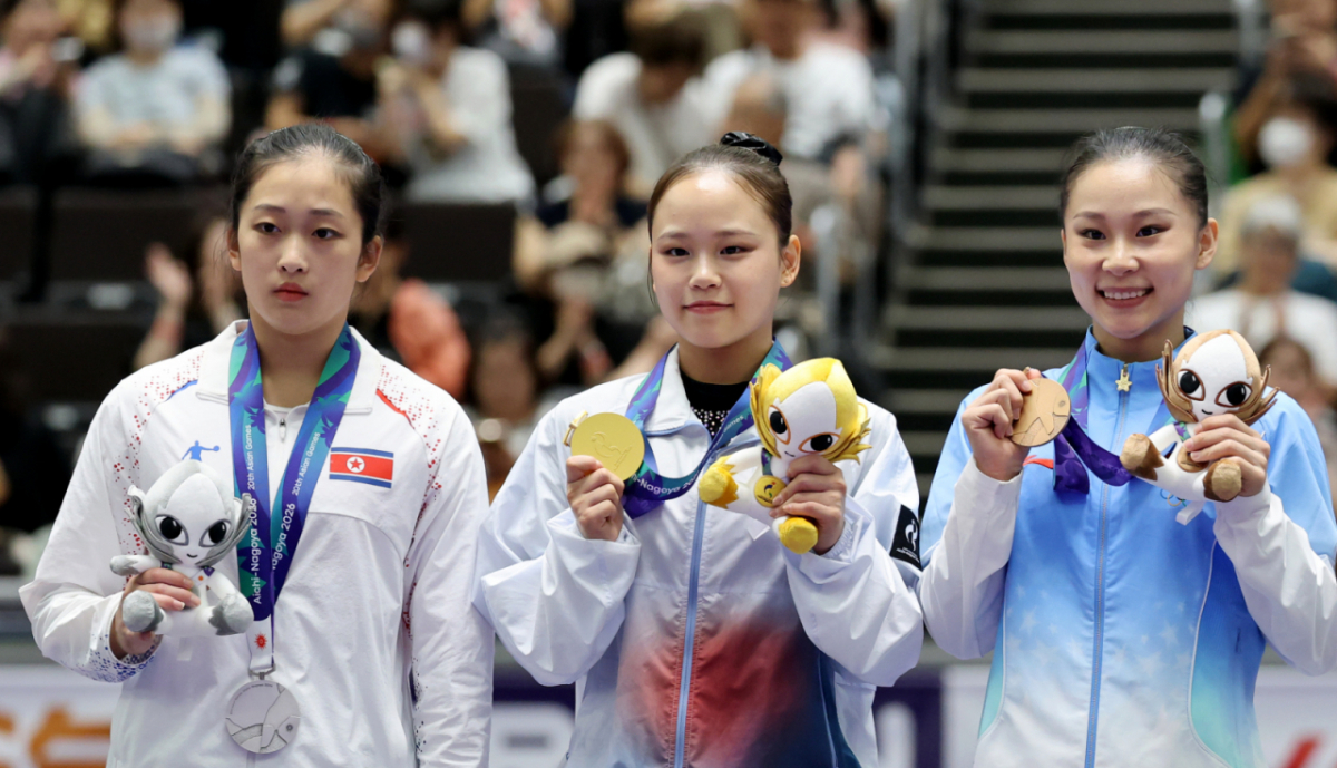 도마 금메달리스트 여서정이 24일 나고야 체조경기장에서 열린 2026 아이치·나고야 아시안게임 체조 개인전 여자 도마 시상식에서 북한 안창옥과 함께 메달세리머니에 참여하고 있다. . 2026.09.24. /사진=강영조 cameratalks@