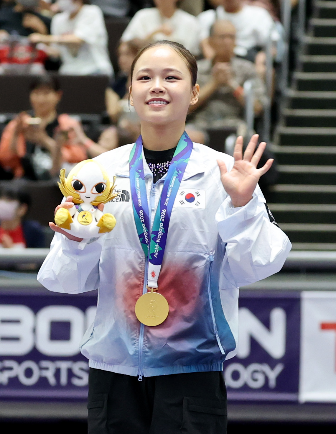 도마 금메달리스트 여서정이 24일 나고야 체조경기장에서 열린 2026 아이치·나고야 아시안게임 체조 개인전 여자 도마 시상식에서 북한 안창옥과 함께 메달세리머니에 참여하고 있다. /사진=강영조 cameratalks@