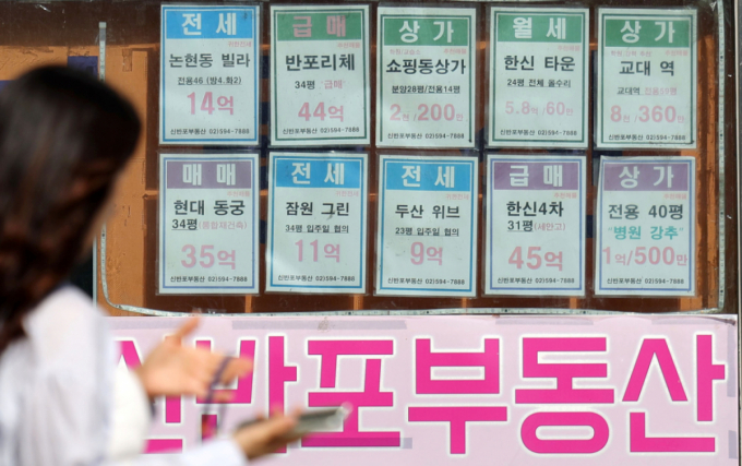 [서울=뉴시스] 홍효식 기자 = 서울 아파트 전셋값이 역대 최고치를 기록한 가운데 20일 서울 시내 한 부동산 중개업소에 전세 매물이 붙어 있다.  2026.09.20.  /사진=홍효식