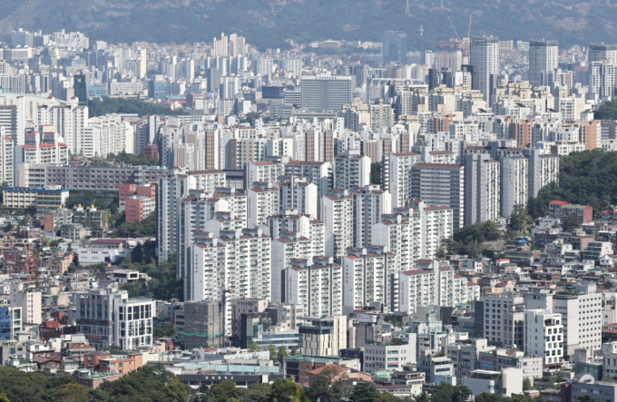 (서울=뉴스1) 이종수 기자 = 서울 아파트 전셋값 상승세가 이어지면서 성북·동대문 등 중하위권 지역에서도 전용면적 84㎡ 기준 10억원 안팎의 전세 거래와 호가가 나타나고 있다. 한국부동산원에 따르면 9월 둘째 주 기준 올해 서울 아파트 전세 누적 상승률은 7.79%를 기록했다. 사진은 20일 서울 남산 전망대에서 바라본 아파트 단지 모습. 2026.9.20/뉴스1 Copyright (C) 뉴스1. All rights reserved. 무단 전재 및 재배포, AI학습 이용 금지. /사진=(서울=뉴스1) 이종수 기자