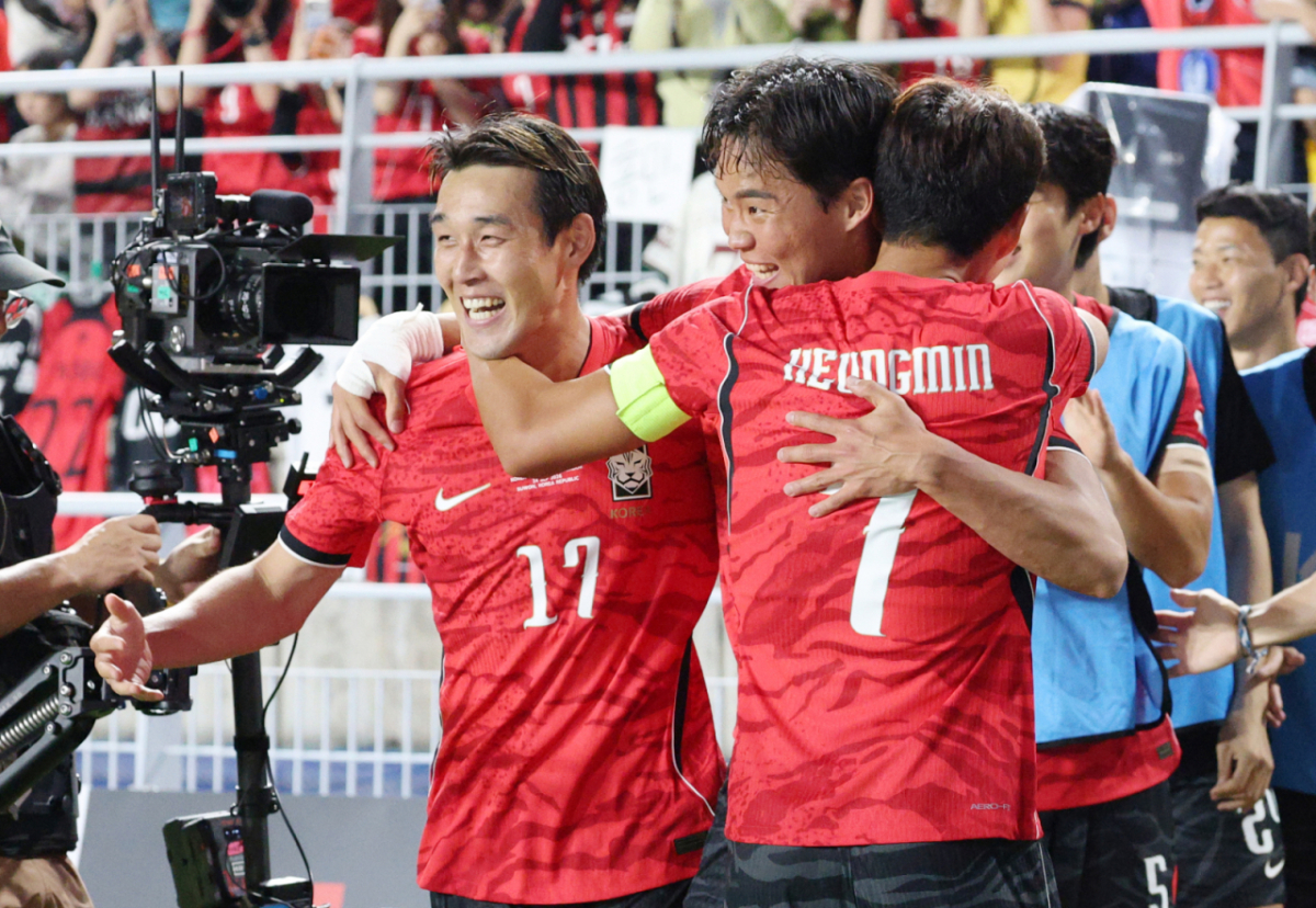 대한민국 축국구가대표팀이 24일 수원월드컵경기장에서 에콰도르와 친선경기를 열었다. 오현규가 첫 골을 터트리고 손흥민과 포옹하고 있다. /사진=김진경 대기자