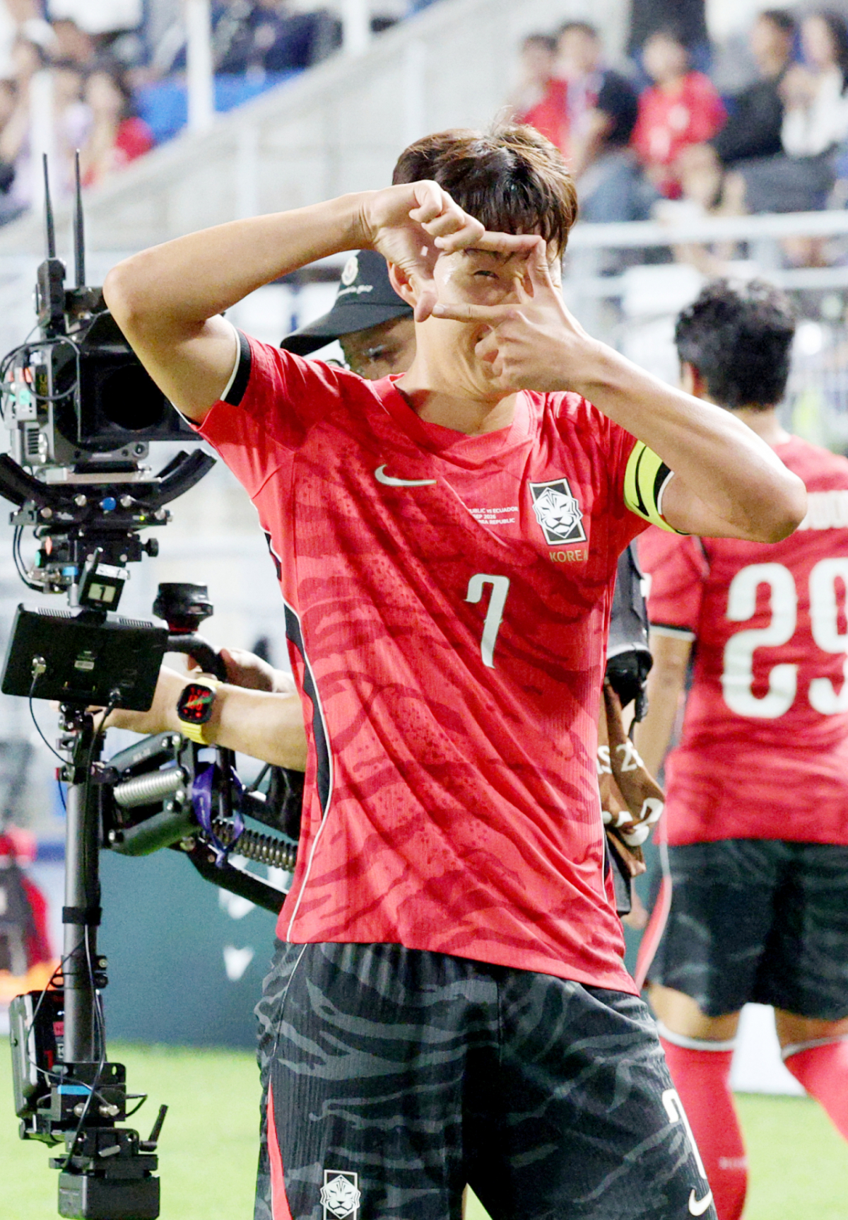 대한민국 축국구가대표팀이 24일 수원월드컵경기장에서 에콰도르와 친선경기를 열었다. 손흥민이 환상적인 프리킥으로 두 번째 골을 터트리고 세리머니를 하고 있다. /사진=김진경 대기자