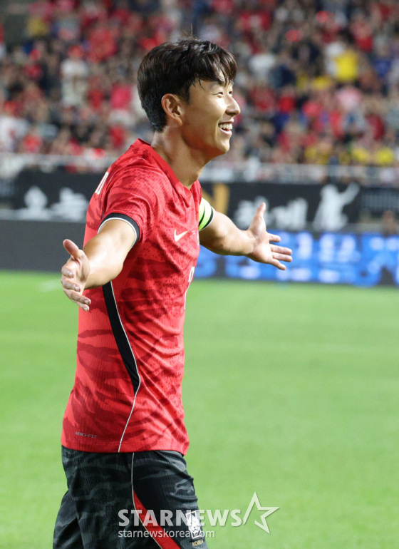 대한민국 축국구가대표팀이 24일 수원월드컵경기장에서 에콰도르와 친선경기를 열었다. 손흥민이 환상적인 프리킥으로 두 번째 골을 터트리고 환호하고 있다. /사진=김진경 대기자