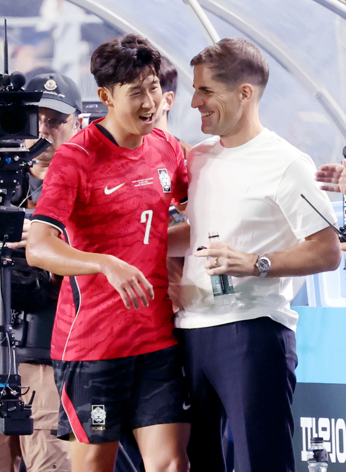 대한민국 축국구가대표팀이 24일 수원월드컵경기장에서 에콰도르와 친선경기를 열었다. 손흥민이 후반전 교체된 후 모레노 감독의 환영을 받고 있다. /사진=김진경 대기자