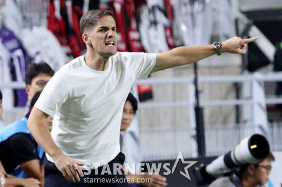 대한민국 축국구가대표팀이 24일 수원월드컵경기장에서 에콰도르와 친선경기를 열었다. 모레노 감독이 작전 지시를 하고 있다. /사진=김진경 대기자