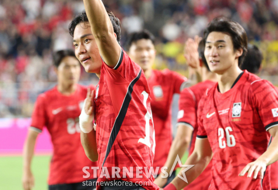 대한민국 축국구가대표팀이 24일 수원월드컵경기장에서 에콰도르와 친선경기를 열었다. 오현규가 첫 골을 터트리고 응원단에 인시하고 있다. /사진=김진경 대기자
