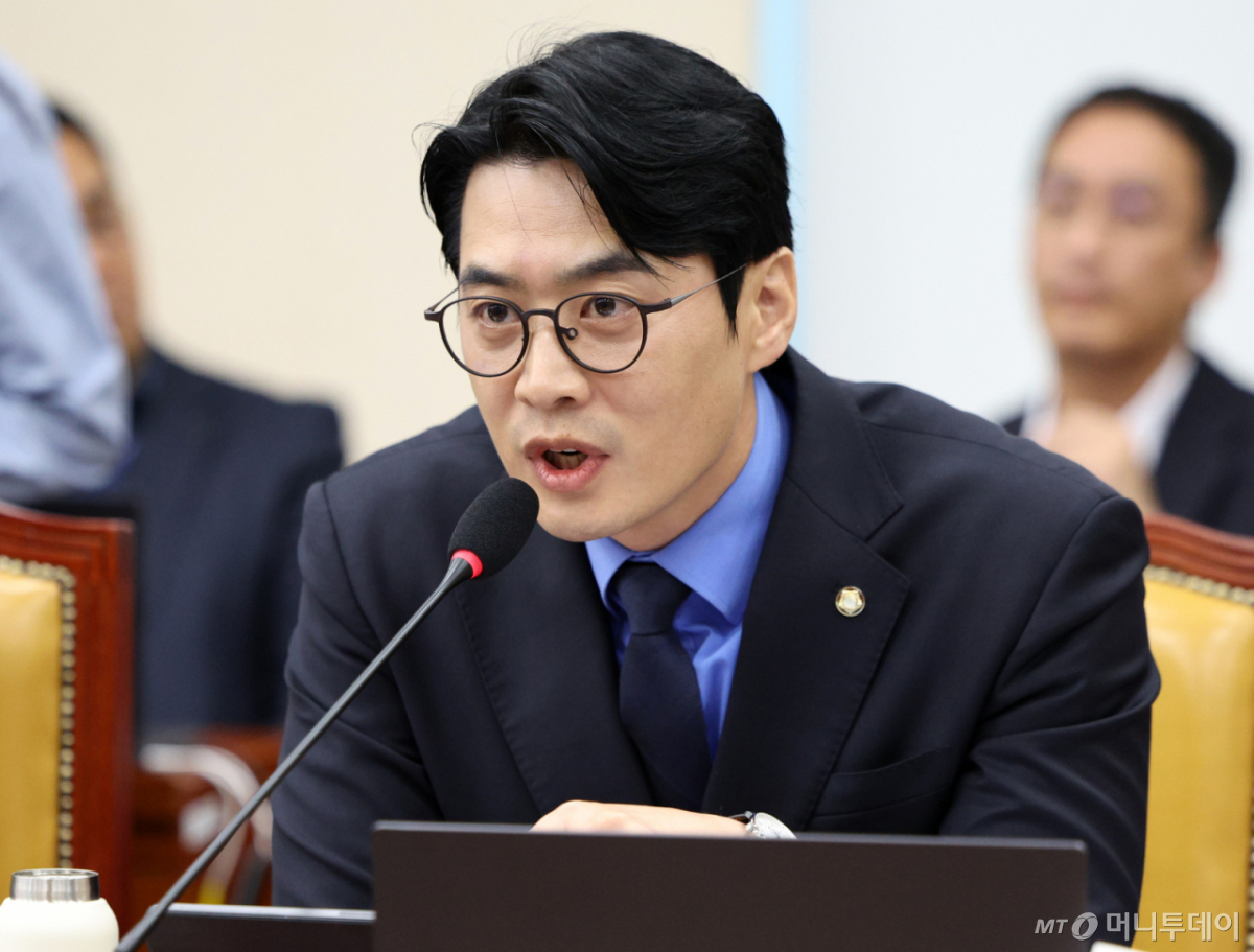 [서울=뉴시스] 한준호 더불어민주당 간사가 22일 서울 여의도 국회에서 열린 과학기술정보방송통신위원회 전체회의에서 발언하고 있다. 2026.09.22.