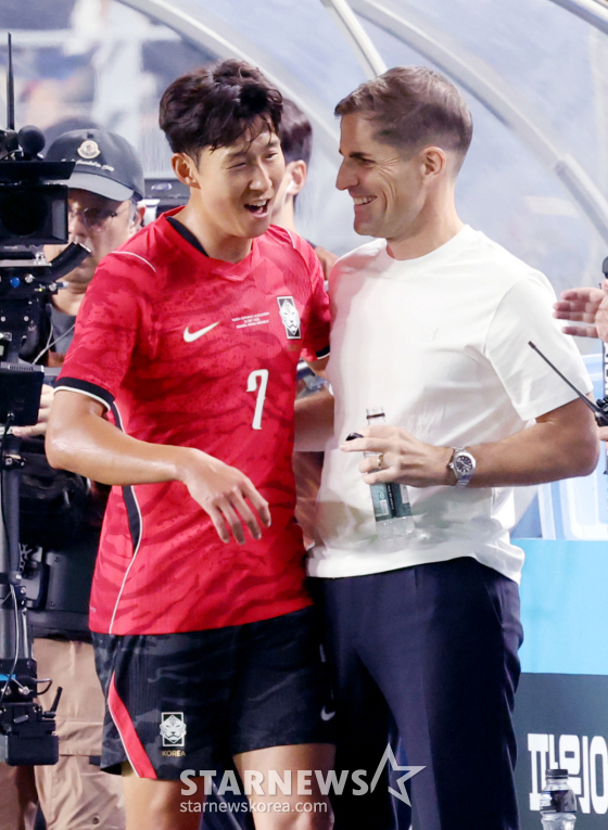 대한민국 축국구가대표팀이 24일 수원월드컵경기장에서 에콰도르와 친선경기를 열었다. 손흥민이 후반전 교체된 후 모레노 감독의 환영을 받고 있다. /사진=김진경 대기자