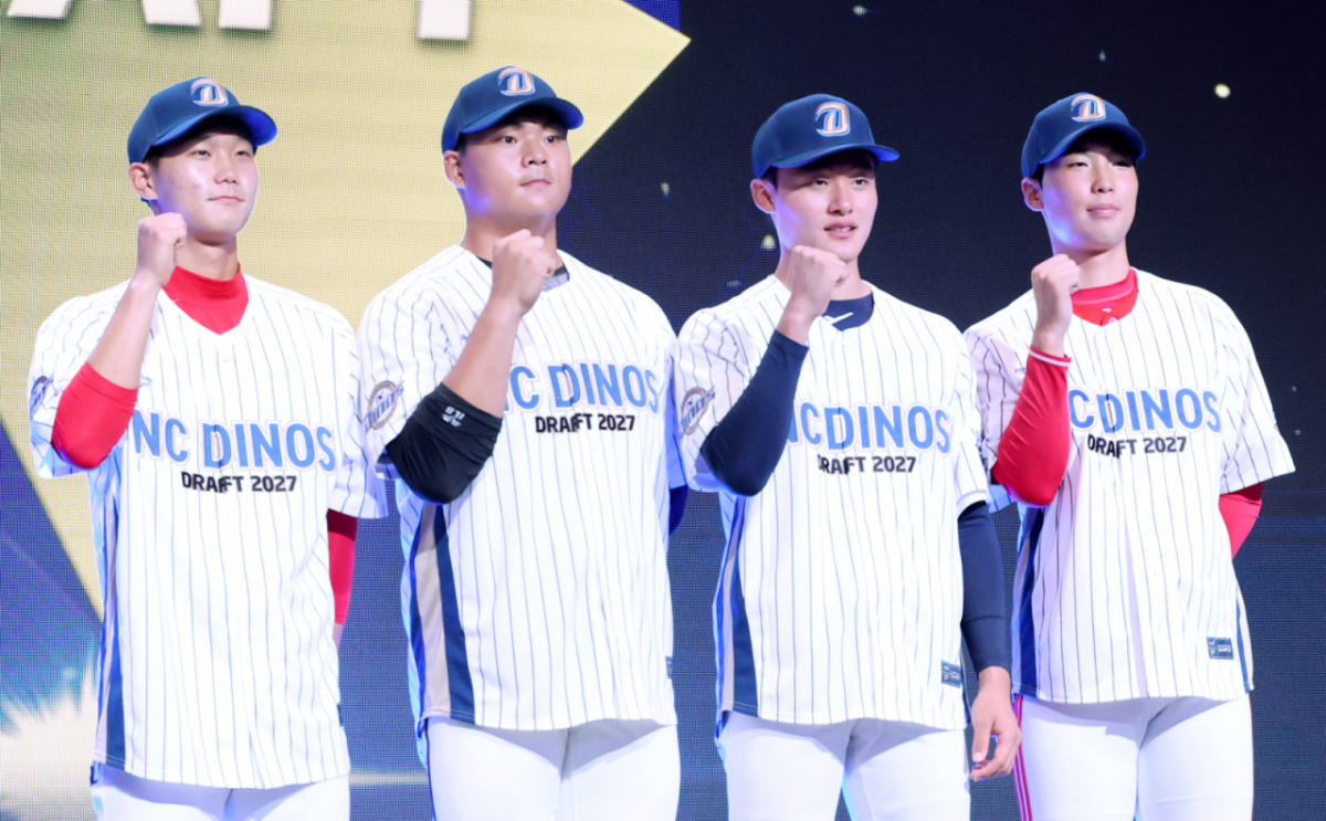 '2027 KBO 신인 드래프트'가 21일 서울 송파구 롯데호텔 월드 크리스탈볼룸에서 열렸다. 우주로(완쪽부터), 황성현, 박보승, 강인규가 NC에 지명된 후 포토타임을 갖고 있다. /사진=김진경 대기자