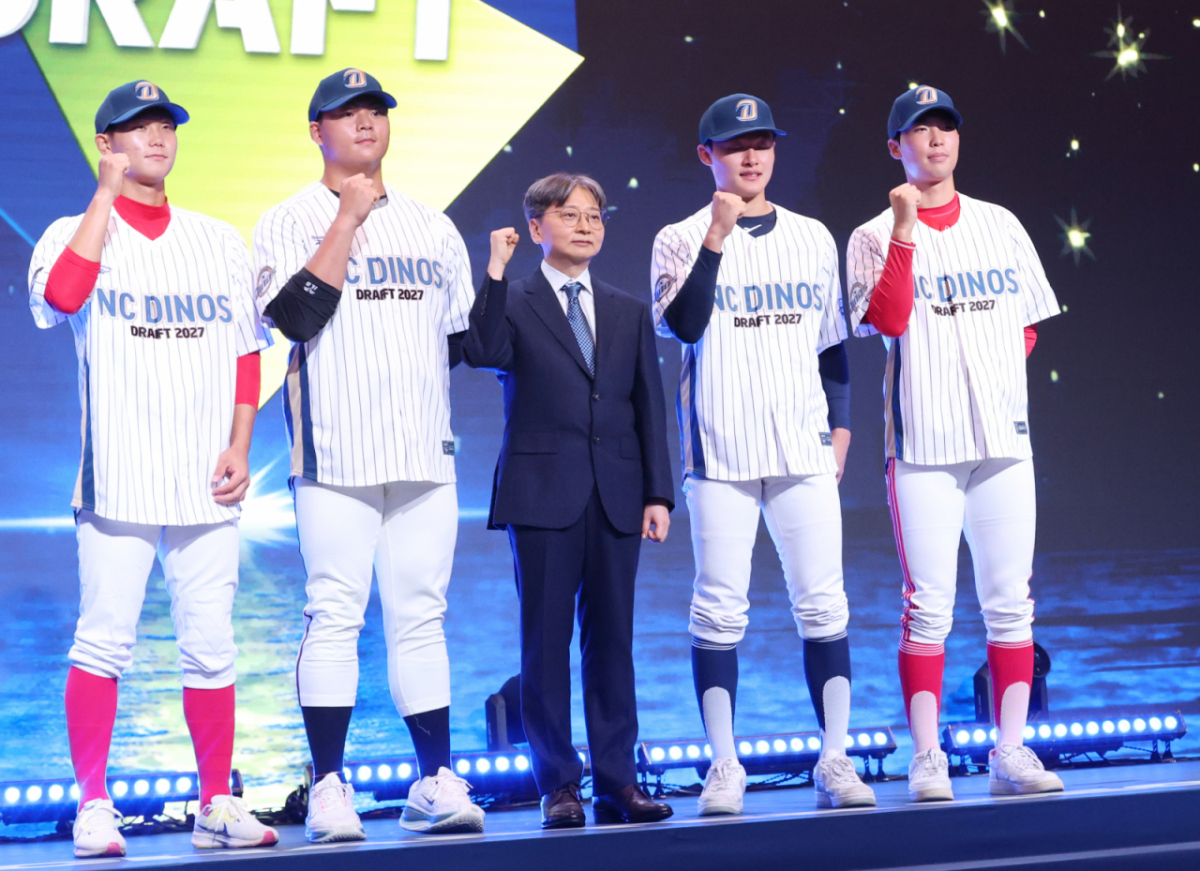 '2027 KBO 신인 드래프트'가 21일 서울 송파구 롯데호텔 월드 크리스탈볼룸에서 열렸다. 박보승(경남고)을 비롯해 NC에 지명된 선수들이 임선남 단장과 기념촬영을 하고 있다. /사진=김진경 대기자