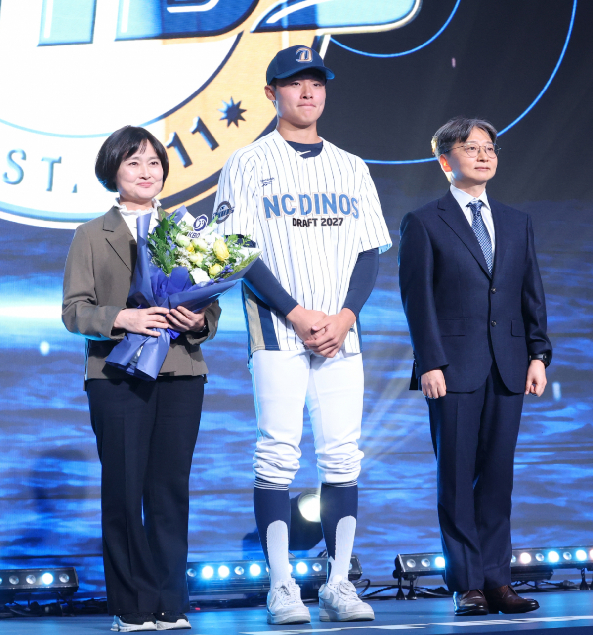 '2027 KBO 신인 드래프트'가 21일 서울 송파구 롯데호텔 월드 크리스탈볼룸에서 열렸다. 박보승(경남고)이 전체 6순위로 NC에 지명된 후 임선남 단장과 기념촬영을 하고 있다. /사진=김진경 대기자