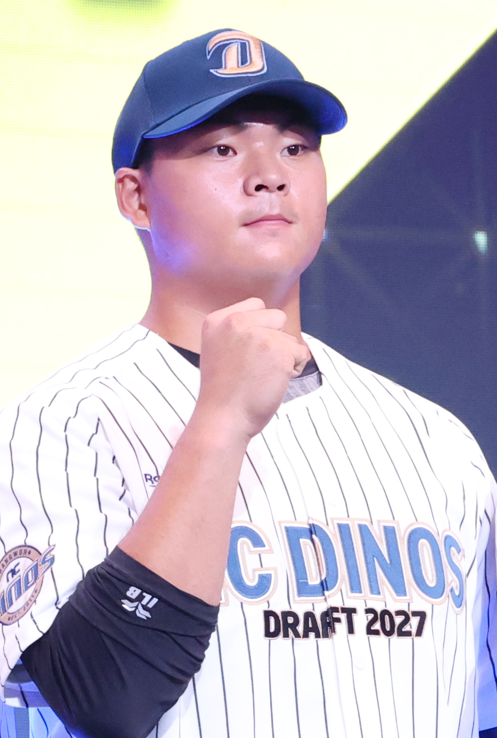 '2027 KBO 신인 드래프트'가 21일 서울 송파구 롯데호텔 월드 크리스탈볼룸에서 열렸다. 황성현이 NC에 지명된 후 포토타임을 갖고 있다. /사진=김진경 대기자