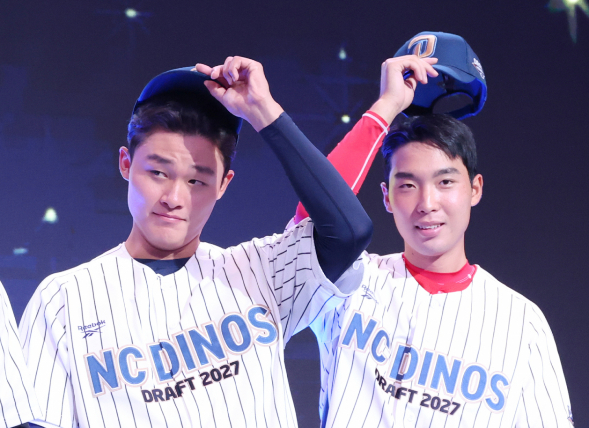'2027 KBO 신인 드래프트'가 21일 서울 송파구 롯데호텔 월드 크리스탈볼룸에서 열렸다. 박보승, 강인규가 NC에 지명된 후 포토타임을 갖고 있다. /사진=김진경 대기자