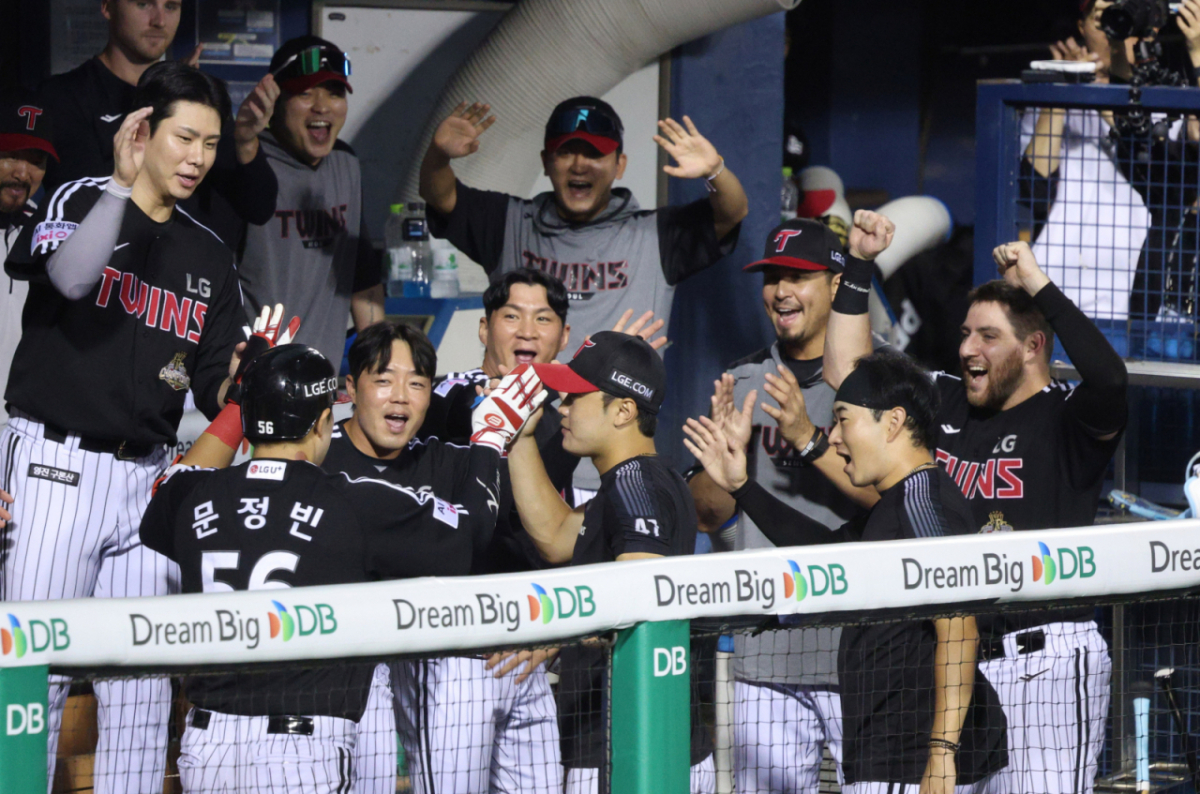 2026 신한 SOL KBO리그 두산 베어스 대 LG 트윈스 경기가 2일 서울 잠실야구장에서 열렸다. LG 문정빈이 8회초 1사에서 우중월 1점 홈런을 날리고 홈인한 후 동료들의 환영을 받고 있다. /사진=김진경 대기자