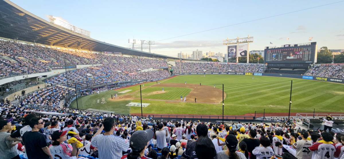 6일 잠실야구장에서 열린 2026KBO리그 삼성라이온즈와 LG트윈스 경기에 만원관중이 가을 프로야구를 만끽하고 있다. 2026.09.06. /사진=강영조 선임기자