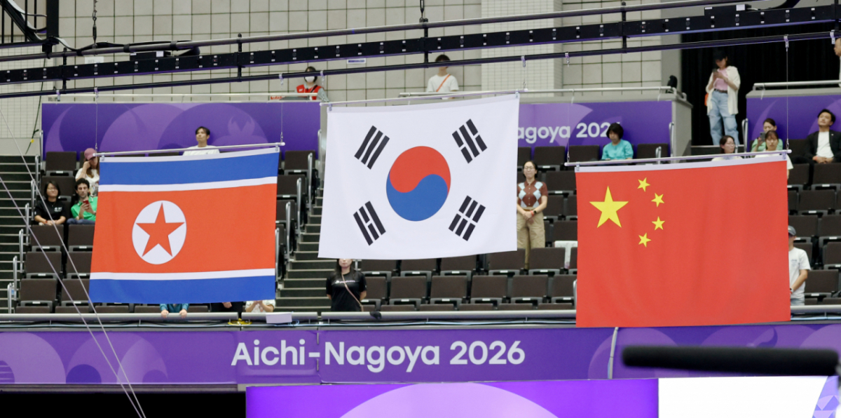 도마 금메달리스트 여서정이 24일 나고야 체조경기장에서 열린 2026 아이치·나고야 아시안게임 체조 개인전 여자 도마 시상식에서 북한 안창옥과 함께 메달세리머니에 참여하고 있다. /사진=강영조 cameratalks@