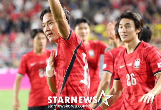 대한민국 축국구가대표팀이 24일 수원월드컵경기장에서 에콰도르와 친선경기를 열었다. 오현규가 첫 골을 터트리고 응원단에 인시하고 있다. /사진=김진경 대기자