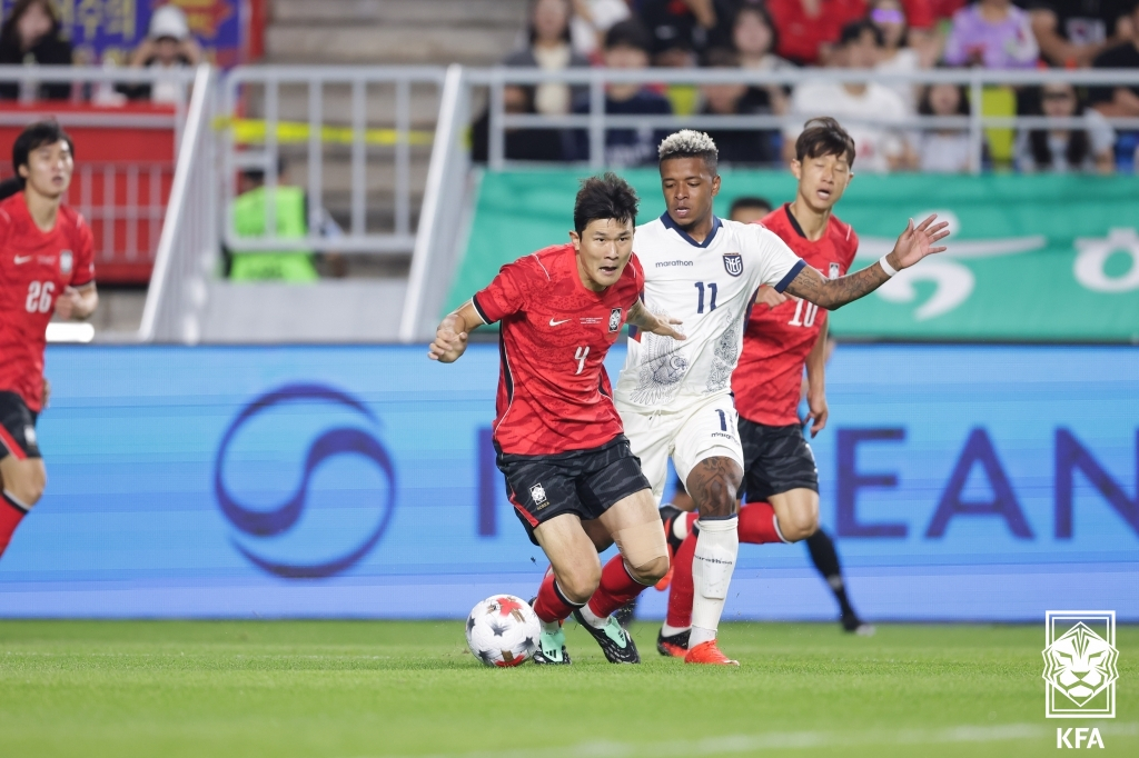 김민재(왼쪽)가 에콰도르와 경기 중 드리블 돌파를 시도하고 있다. /사진=대한축구협회(KFA) 제공