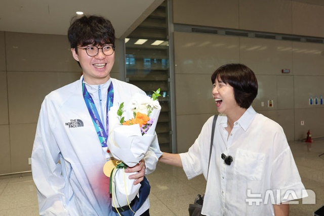이현중과 성정아 이사(오른쪽). /사진=뉴시스 제공