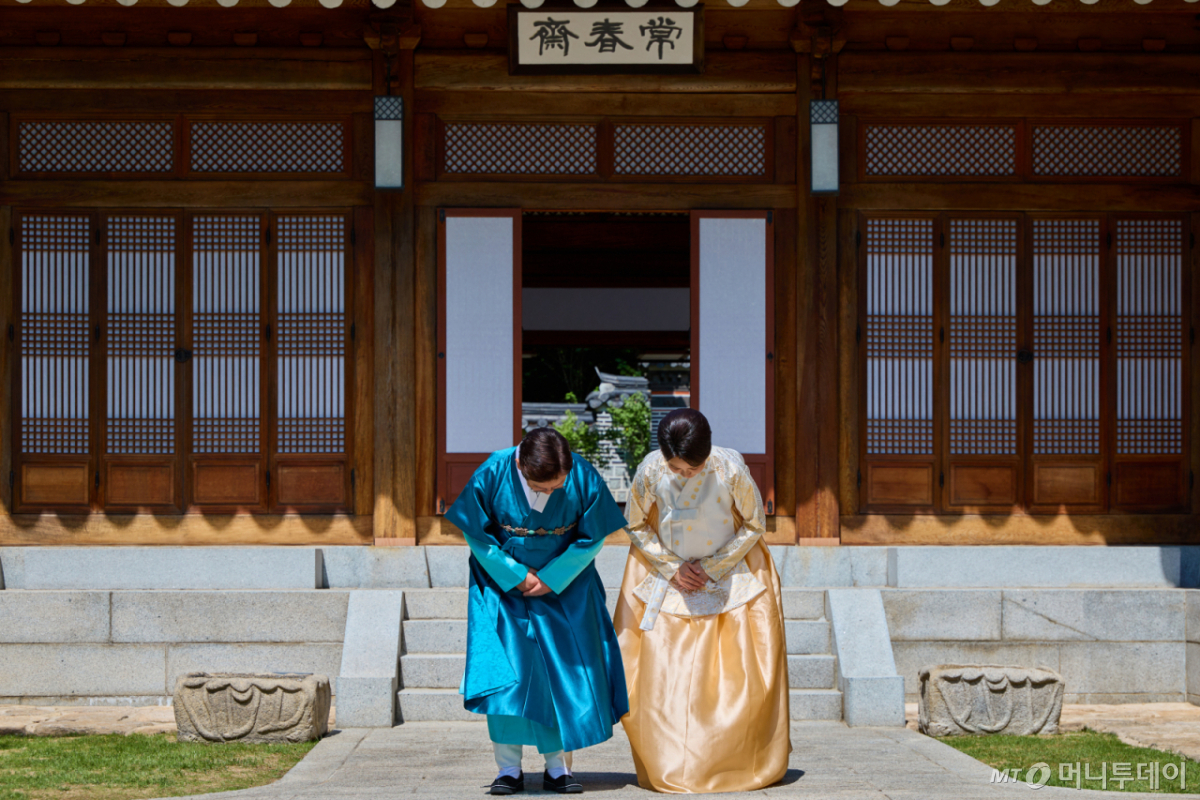 (서울=뉴스1) 이재명 기자 = 이재명 대통령과 김혜경 여사가 25일 추석 명절 인사를 하고 있는 모습을 SNS를 통해 공개했다. (이재명 대통령 SNS. 재판매 및 DB 금지) 2026.9.25/뉴스1 Copyright © 뉴스1. All rights reserved. 무단 전재 및 재배포, AI학습 이용 금지. /사진=(서울=뉴스1) 이재명 기자
