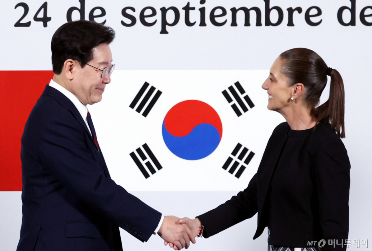 [멕시코시티=뉴시스] 김진아 기자 = 이재명 대통령과 클라우디아 셰인바움 멕시코 대통령이 24일(현지 시간) 멕시코 멕시코시티 대통령궁에서 열린 한-멕시코 공동언론발표를 마치고 악수를 하고 있다. 2026.09.25. bluesoda@newsis.com /사진=