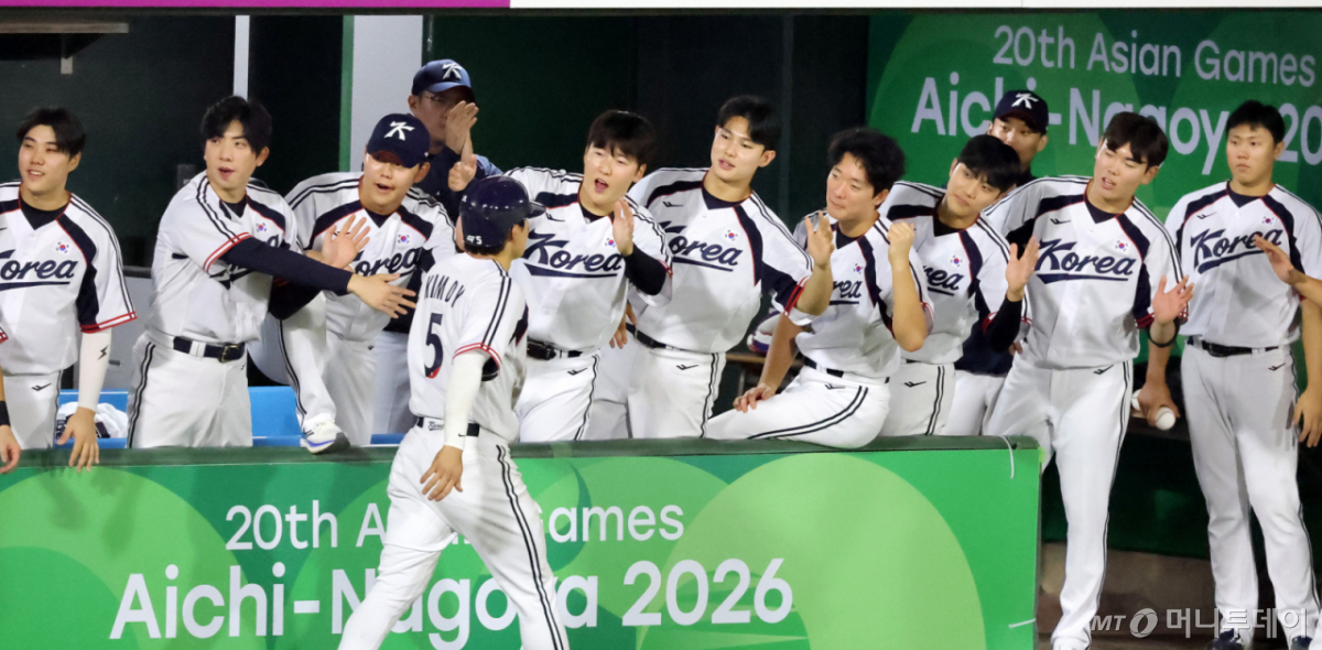 야구대표팀 1번타자 김도영이 21일 아이치현 오카자키 시민구장에서 열리는 2026 아이치·나고야 아시안게임 야구 조별리그 대한민국과 대만경기 8회말 2루타로 출루한 후 득점하고 있다. 류지현 감독이 축하하고 있다. 2026.09.21. /사진=강영조 cameratalks@