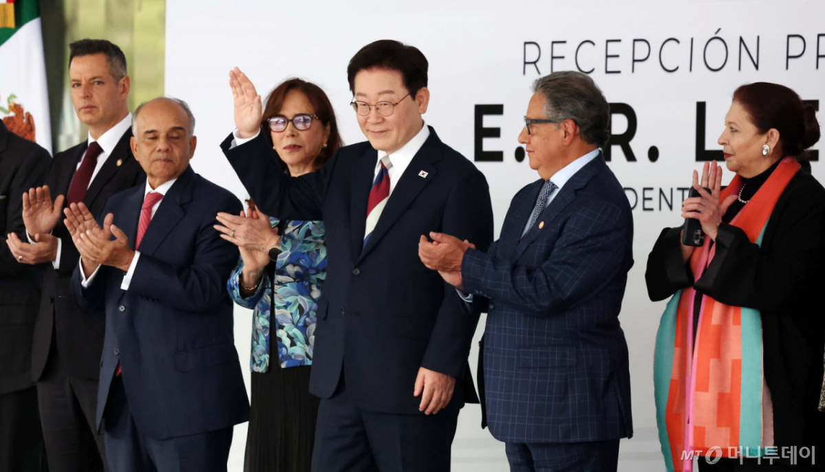 [멕시코시티=뉴시스] 김진아 기자 = 이재명 대통령이 24일(현지 시간) 멕시코 상원에서 열린 환영식에서 인사를 하고 있다. 2026.09.25. bluesoda@newsis.com /사진=