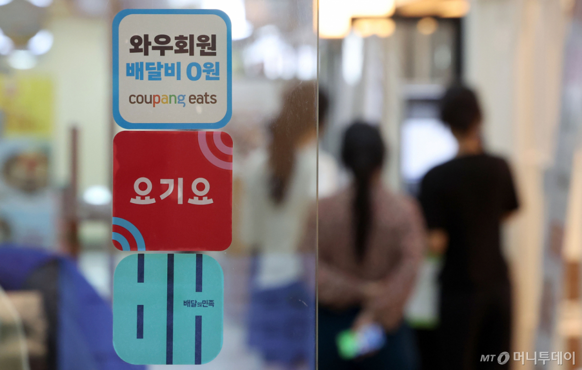 서울 시내의 한 음식점에 붙은 배달 플랫폼 업체 로고의 모습. /사진=뉴시스