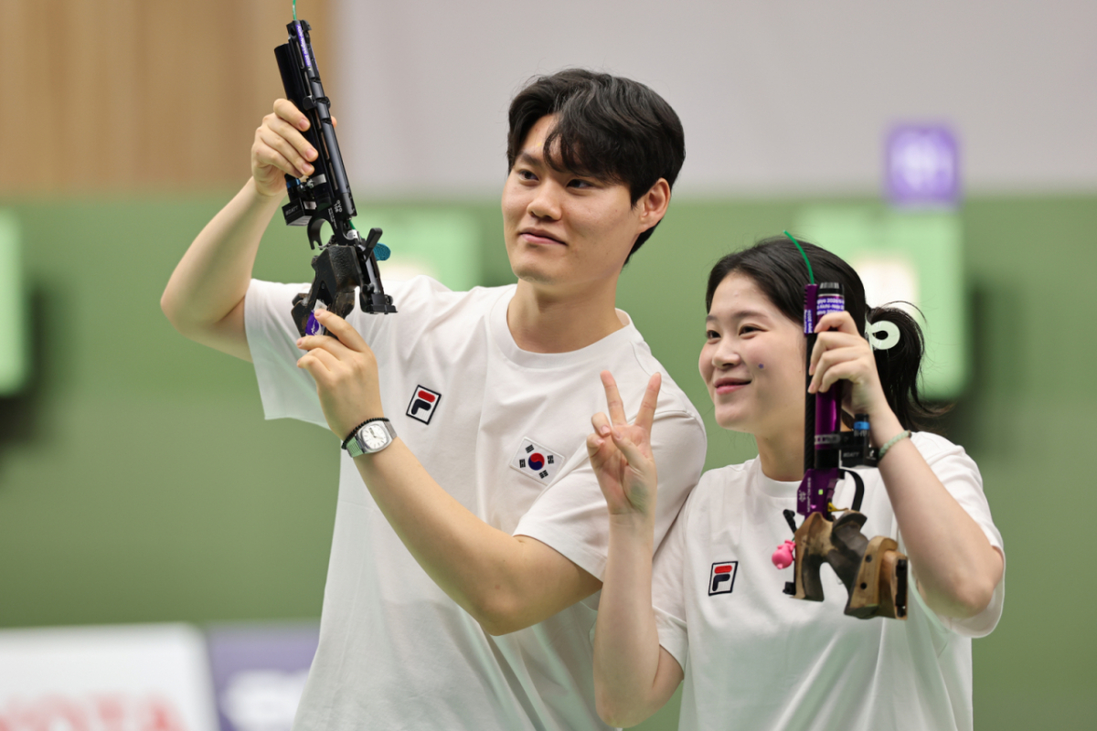 대한민국 홍수현과 추가은이 25일 일본 도요타시 아이치현 종합사격장에서 열린 2026 아이치·나고야 아시안게임 사격 혼성 단체 10m 공기권총 결선에서 2위를 차지후 기뻐하고 있다/사진=뉴스1