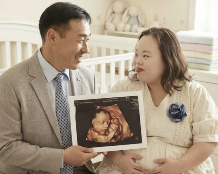 서은혜 작가가 자신의 페이스북에 AI 이미지를 게재하면서 임신설이 확산됐다. /사진=서은혜 작가 페이스북.