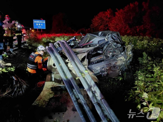 25일 새벽 동해시 쇄운동 자동차전용도로 차량 전복사고 현장./사진=뉴스1